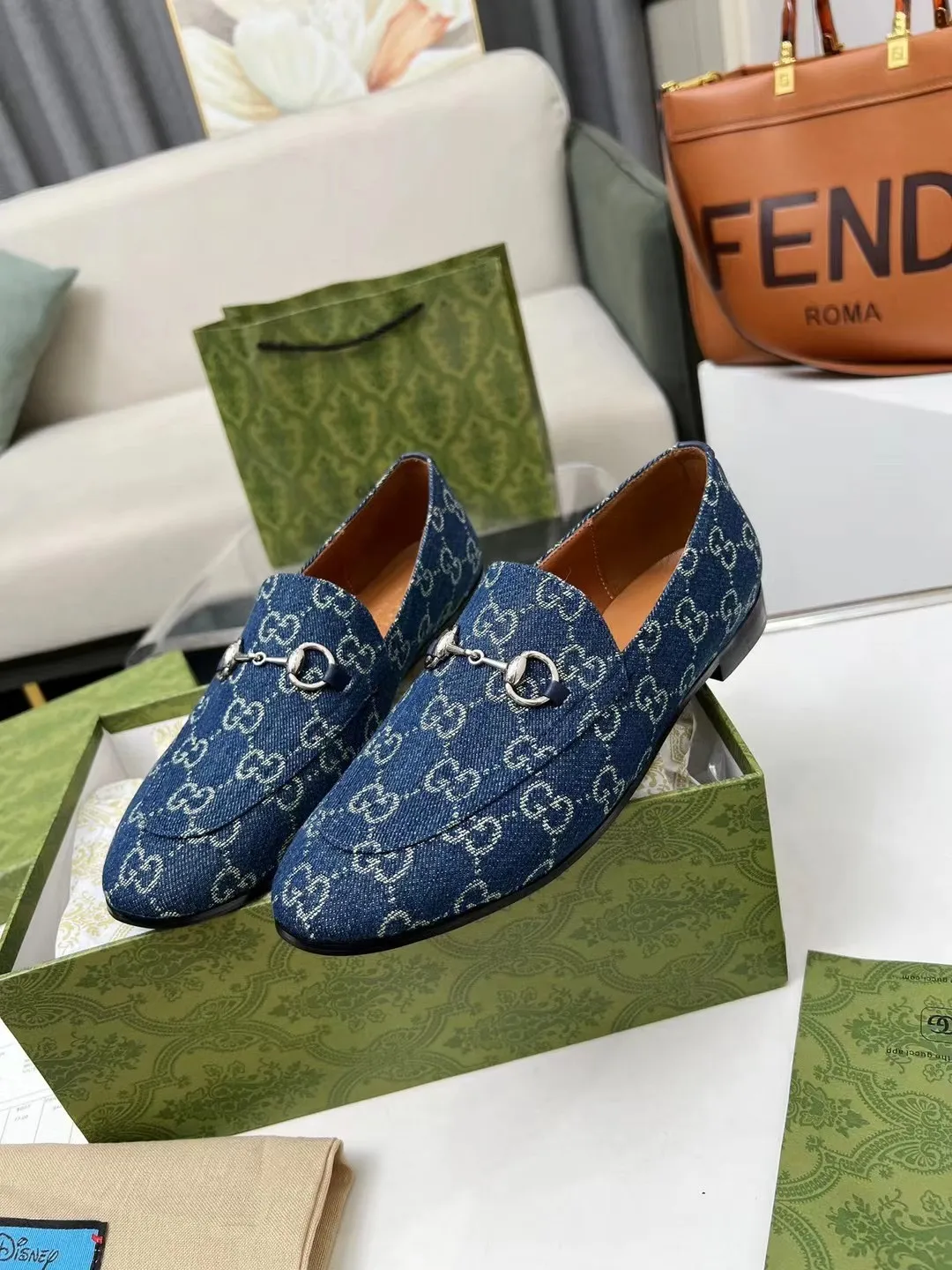 👟👟Ex-factory price 400👟👟 Genuine leather sole +50 Men +20 GUCCI's latest fabric, double G side, electric embroidered large double G, chasing fashion, special matching, worth owning, super comfortable on the feet, generous and decent. Heel height 2Cm. Multiple colors to choose from: sizes 35-42, the picture above is a big seller. Male 38-46